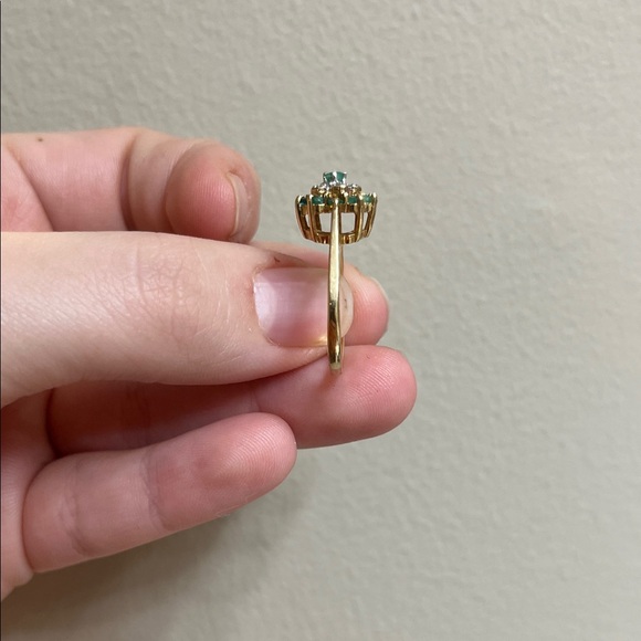 Vintage emerald and diamond 10k flower ring - Picture 5 of 12